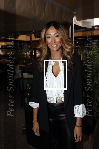 Amsterdam 23 september 2021
Rose Bertram onthult de cover van Fabulous Mama met zichzelf op de cover bij Cafe de Waard. Maria Tailor