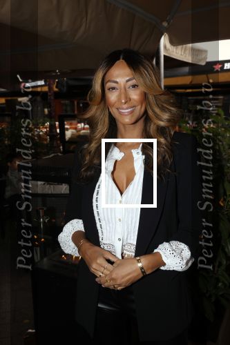 Amsterdam 23 september 2021
Rose Bertram onthult de cover van Fabulous Mama met zichzelf op de cover bij Cafe de Waard. Maria Tailor
