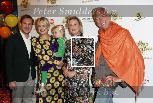 Amsterdam 3 oktober 2021
Premiere grote sinterklaasfilm in Pathe Noord.
Martien Meiland kwam met Erica Meiland Maxime Meiland en haar vriend Leroy