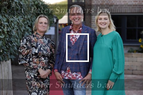 Noordwijk 4 september 2021
Martien Meiland viert zijn 60e verjaardag in de tuin van zijn nieuwe huis/villa. Aanwezig oa Erica Meiland Maxime Meiland (zwanger) met partner Leroy Molkenboer en Montana Meiland met partner Dirk