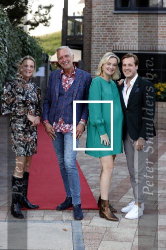 Noordwijk 4 september 2021
Martien Meiland viert zijn 60e verjaardag in de tuin van zijn nieuwe huis/villa. Aanwezig oa Erica Meiland Maxime Meiland (zwanger) met partner Leroy Molkenboer en Montana Meiland met partner Dirk