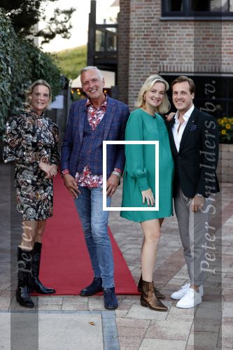 Noordwijk 4 september 2021
Martien Meiland viert zijn 60e verjaardag in de tuin van zijn nieuwe huis/villa. Aanwezig oa Erica Meiland Maxime Meiland (zwanger) met partner Leroy Molkenboer en Montana Meiland met partner Dirk