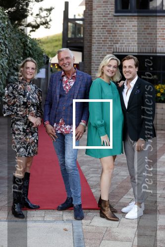 Noordwijk 4 september 2021
Martien Meiland viert zijn 60e verjaardag in de tuin van zijn nieuwe huis/villa. Aanwezig oa Erica Meiland Maxime Meiland (zwanger) met partner Leroy Molkenboer en Montana Meiland met partner Dirk
