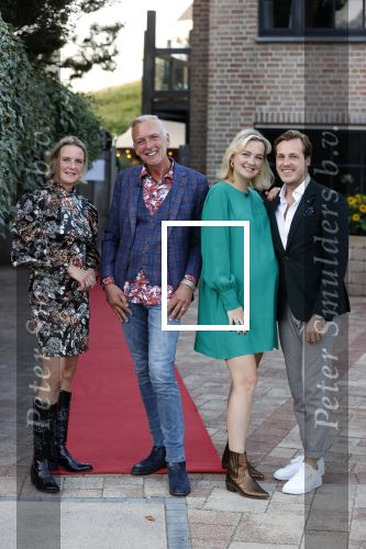 Noordwijk 4 september 2021
Martien Meiland viert zijn 60e verjaardag in de tuin van zijn nieuwe huis/villa. Aanwezig oa Erica Meiland Maxime Meiland (zwanger) met partner Leroy Molkenboer en Montana Meiland met partner Dirk