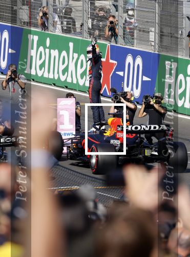 Zandvoort 5 september 2021
Max Verstappen wint de GP F1 van Nederland . Hij staat op het podium met Lewis Hamilton en Valteri Bottas. Charlene de Carvalho Heineken reikt de prijzen uit.