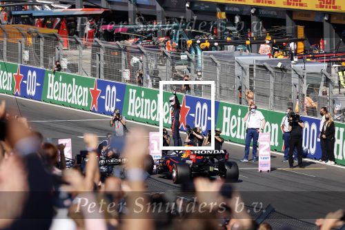 Zandvoort 5 september 2021
Max Verstappen wint de GP F1 van Nederland . Hij staat op het podium met Lewis Hamilton en Valteri Bottas. Charlene de Carvalho Heineken reikt de prijzen uit.
