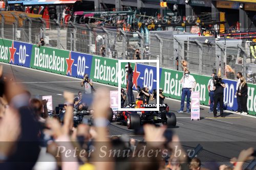Zandvoort 5 september 2021
Max Verstappen wint de GP F1 van Nederland . Hij staat op het podium met Lewis Hamilton en Valteri Bottas. Charlene de Carvalho Heineken reikt de prijzen uit.