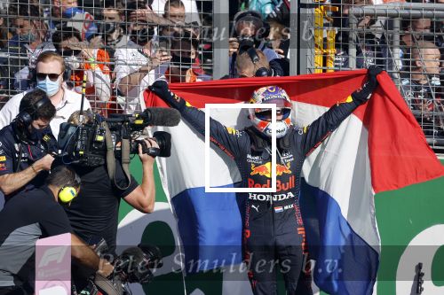 Zandvoort 5 september 2021
Max Verstappen wint de GP F1 van Nederland . Hij staat op het podium met Lewis Hamilton en Valteri Bottas. Charlene de Carvalho Heineken reikt de prijzen uit.
