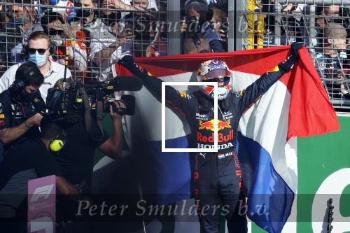 Zandvoort 5 september 2021
Max Verstappen wint de GP F1 van Nederland . Hij staat op het podium met Lewis Hamilton en Valteri Bottas. Charlene de Carvalho Heineken reikt de prijzen uit.