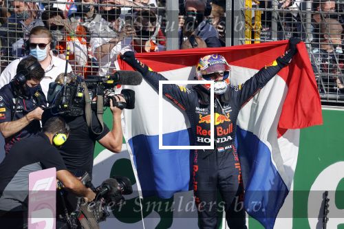Zandvoort 5 september 2021
Max Verstappen wint de GP F1 van Nederland . Hij staat op het podium met Lewis Hamilton en Valteri Bottas. Charlene de Carvalho Heineken reikt de prijzen uit.
