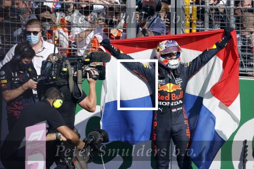Zandvoort 5 september 2021
Max Verstappen wint de GP F1 van Nederland . Hij staat op het podium met Lewis Hamilton en Valteri Bottas. Charlene de Carvalho Heineken reikt de prijzen uit.