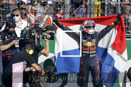 Zandvoort 5 september 2021
Max Verstappen wint de GP F1 van Nederland . Hij staat op het podium met Lewis Hamilton en Valteri Bottas. Charlene de Carvalho Heineken reikt de prijzen uit.