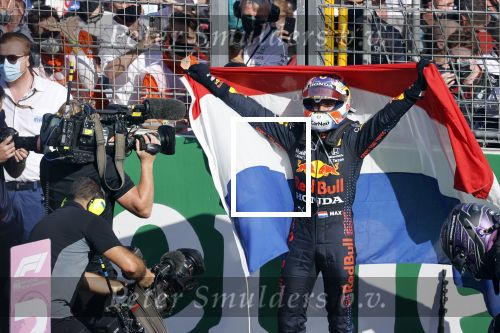 Zandvoort 5 september 2021
Max Verstappen wint de GP F1 van Nederland . Hij staat op het podium met Lewis Hamilton en Valteri Bottas. Charlene de Carvalho Heineken reikt de prijzen uit.