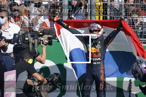 Zandvoort 5 september 2021
Max Verstappen wint de GP F1 van Nederland . Hij staat op het podium met Lewis Hamilton en Valteri Bottas. Charlene de Carvalho Heineken reikt de prijzen uit.