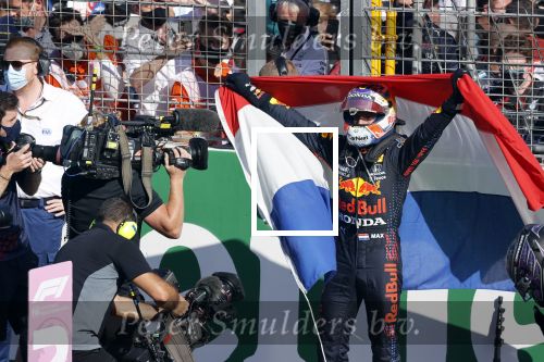Zandvoort 5 september 2021
Max Verstappen wint de GP F1 van Nederland . Hij staat op het podium met Lewis Hamilton en Valteri Bottas. Charlene de Carvalho Heineken reikt de prijzen uit.