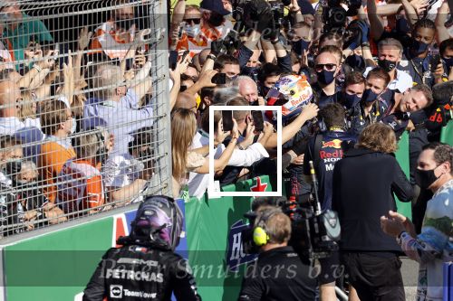 Zandvoort 5 september 2021
Max Verstappen wint de GP F1 van Nederland . Hij staat op het podium met Lewis Hamilton en Valteri Bottas. Charlene de Carvalho Heineken reikt de prijzen uit.