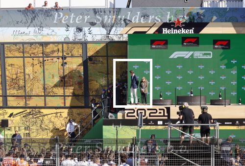 Zandvoort 5 september 2021
Max Verstappen wint de GP F1 van Nederland . Hij staat op het podium met Lewis Hamilton en Valteri Bottas. Charlene de Carvalho Heineken reikt de prijzen uit.