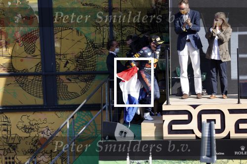 Zandvoort 5 september 2021
Max Verstappen wint de GP F1 van Nederland . Hij staat op het podium met Lewis Hamilton en Valteri Bottas. Charlene de Carvalho Heineken reikt de prijzen uit.