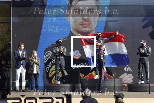 Zandvoort 5 september 2021
Max Verstappen wint de GP F1 van Nederland . Hij staat op het podium met Lewis Hamilton en Valteri Bottas. Charlene de Carvalho Heineken reikt de prijzen uit.