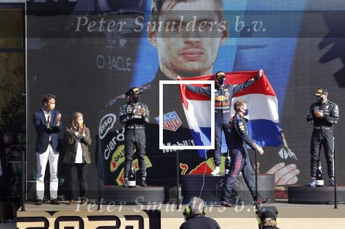 Zandvoort 5 september 2021
Max Verstappen wint de GP F1 van Nederland . Hij staat op het podium met Lewis Hamilton en Valteri Bottas. Charlene de Carvalho Heineken reikt de prijzen uit.
