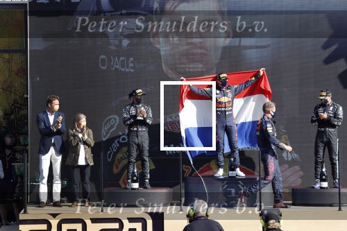 Zandvoort 5 september 2021
Max Verstappen wint de GP F1 van Nederland . Hij staat op het podium met Lewis Hamilton en Valteri Bottas. Charlene de Carvalho Heineken reikt de prijzen uit.