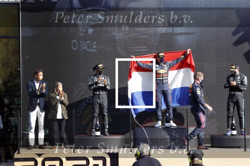 Zandvoort 5 september 2021
Max Verstappen wint de GP F1 van Nederland . Hij staat op het podium met Lewis Hamilton en Valteri Bottas. Charlene de Carvalho Heineken reikt de prijzen uit.