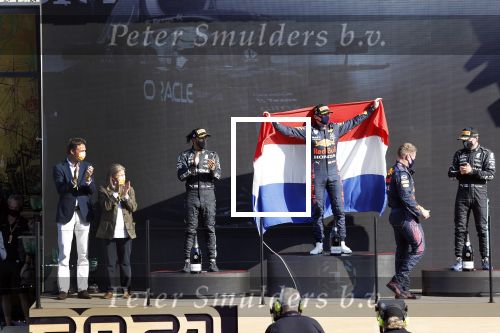 Zandvoort 5 september 2021
Max Verstappen wint de GP F1 van Nederland . Hij staat op het podium met Lewis Hamilton en Valteri Bottas. Charlene de Carvalho Heineken reikt de prijzen uit.