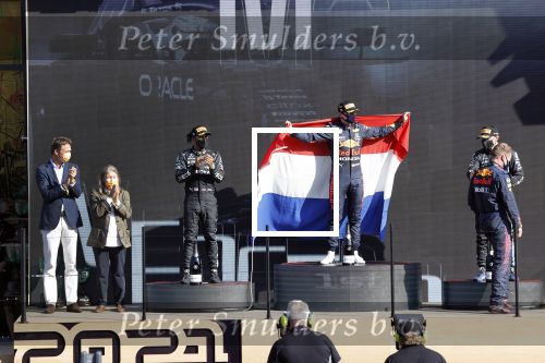 Zandvoort 5 september 2021
Max Verstappen wint de GP F1 van Nederland . Hij staat op het podium met Lewis Hamilton en Valteri Bottas. Charlene de Carvalho Heineken reikt de prijzen uit.