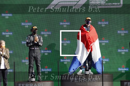 Zandvoort 5 september 2021
Max Verstappen wint de GP F1 van Nederland . Hij staat op het podium met Lewis Hamilton en Valteri Bottas. Charlene de Carvalho Heineken reikt de prijzen uit.