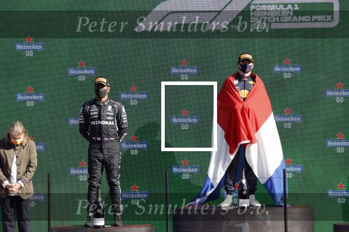Zandvoort 5 september 2021
Max Verstappen wint de GP F1 van Nederland . Hij staat op het podium met Lewis Hamilton en Valteri Bottas. Charlene de Carvalho Heineken reikt de prijzen uit.