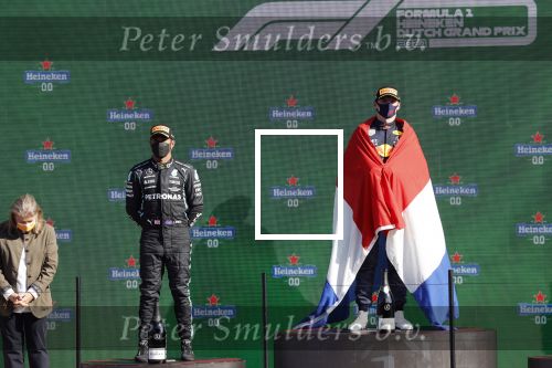 Zandvoort 5 september 2021
Max Verstappen wint de GP F1 van Nederland . Hij staat op het podium met Lewis Hamilton en Valteri Bottas. Charlene de Carvalho Heineken reikt de prijzen uit.