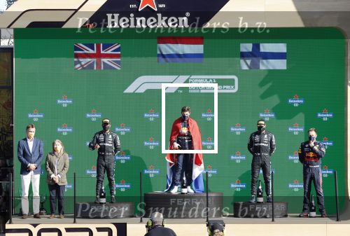 Zandvoort 5 september 2021
Max Verstappen wint de GP F1 van Nederland . Hij staat op het podium met Lewis Hamilton en Valteri Bottas. Charlene de Carvalho Heineken reikt de prijzen uit.