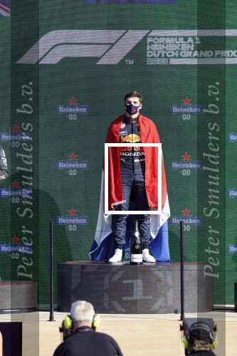 Zandvoort 5 september 2021
Max Verstappen wint de GP F1 van Nederland . Hij staat op het podium met Lewis Hamilton en Valteri Bottas. Charlene de Carvalho Heineken reikt de prijzen uit.