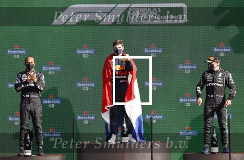 Zandvoort 5 september 2021
Max Verstappen wint de GP F1 van Nederland . Hij staat op het podium met Lewis Hamilton en Valteri Bottas. Charlene de Carvalho Heineken reikt de prijzen uit.
