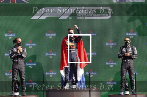 Zandvoort 5 september 2021
Max Verstappen wint de GP F1 van Nederland . Hij staat op het podium met Lewis Hamilton en Valteri Bottas. Charlene de Carvalho Heineken reikt de prijzen uit.