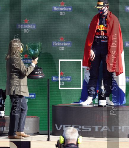 Zandvoort 5 september 2021
Max Verstappen wint de GP F1 van Nederland . Hij staat op het podium met Lewis Hamilton en Valteri Bottas. Charlene de Carvalho Heineken reikt de prijzen uit.