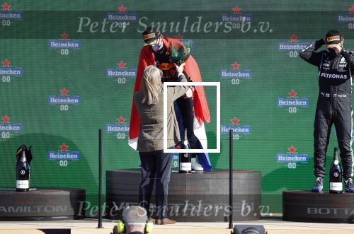 Zandvoort 5 september 2021
Max Verstappen wint de GP F1 van Nederland . Hij staat op het podium met Lewis Hamilton en Valteri Bottas. Charlene de Carvalho Heineken reikt de prijzen uit.