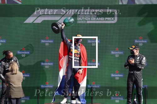 Zandvoort 5 september 2021
Max Verstappen wint de GP F1 van Nederland . Hij staat op het podium met Lewis Hamilton en Valteri Bottas. Charlene de Carvalho Heineken reikt de prijzen uit.