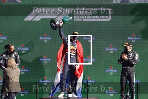 Zandvoort 5 september 2021
Max Verstappen wint de GP F1 van Nederland . Hij staat op het podium met Lewis Hamilton en Valteri Bottas. Charlene de Carvalho Heineken reikt de prijzen uit.
