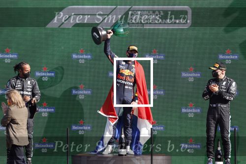 Zandvoort 5 september 2021
Max Verstappen wint de GP F1 van Nederland . Hij staat op het podium met Lewis Hamilton en Valteri Bottas. Charlene de Carvalho Heineken reikt de prijzen uit.