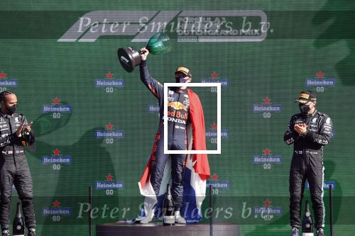 Zandvoort 5 september 2021
Max Verstappen wint de GP F1 van Nederland . Hij staat op het podium met Lewis Hamilton en Valteri Bottas. Charlene de Carvalho Heineken reikt de prijzen uit.