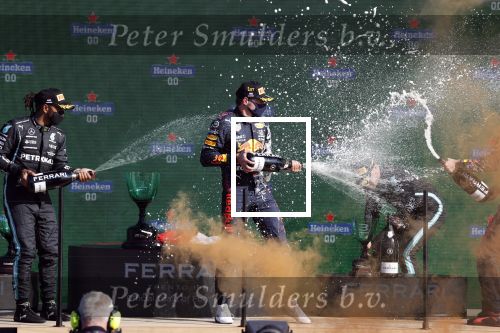 Zandvoort 5 september 2021
Max Verstappen wint de GP F1 van Nederland . Hij staat op het podium met Lewis Hamilton en Valteri Bottas. Charlene de Carvalho Heineken reikt de prijzen uit.