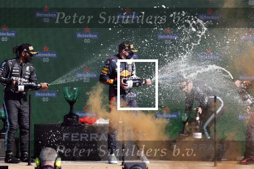 Zandvoort 5 september 2021
Max Verstappen wint de GP F1 van Nederland . Hij staat op het podium met Lewis Hamilton en Valteri Bottas. Charlene de Carvalho Heineken reikt de prijzen uit.