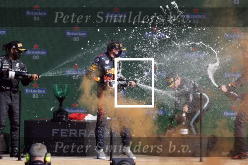 Zandvoort 5 september 2021
Max Verstappen wint de GP F1 van Nederland . Hij staat op het podium met Lewis Hamilton en Valteri Bottas. Charlene de Carvalho Heineken reikt de prijzen uit.