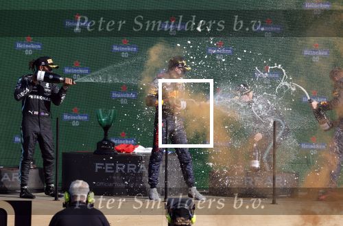 Zandvoort 5 september 2021
Max Verstappen wint de GP F1 van Nederland . Hij staat op het podium met Lewis Hamilton en Valteri Bottas. Charlene de Carvalho Heineken reikt de prijzen uit.