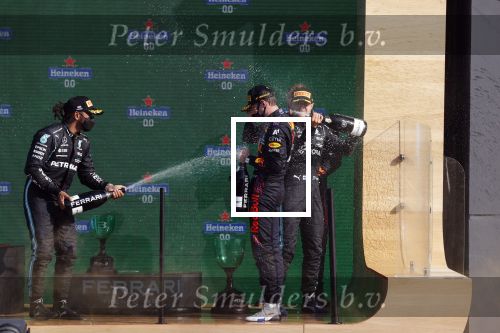 Zandvoort 5 september 2021
Max Verstappen wint de GP F1 van Nederland . Hij staat op het podium met Lewis Hamilton en Valteri Bottas. Charlene de Carvalho Heineken reikt de prijzen uit.