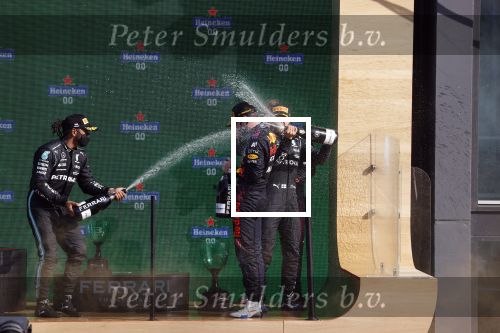 Zandvoort 5 september 2021
Max Verstappen wint de GP F1 van Nederland . Hij staat op het podium met Lewis Hamilton en Valteri Bottas. Charlene de Carvalho Heineken reikt de prijzen uit.