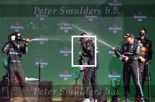 Zandvoort 5 september 2021
Max Verstappen wint de GP F1 van Nederland . Hij staat op het podium met Lewis Hamilton en Valteri Bottas. Charlene de Carvalho Heineken reikt de prijzen uit.