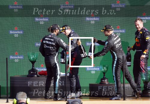 Zandvoort 5 september 2021
Max Verstappen wint de GP F1 van Nederland . Hij staat op het podium met Lewis Hamilton en Valteri Bottas. Charlene de Carvalho Heineken reikt de prijzen uit.