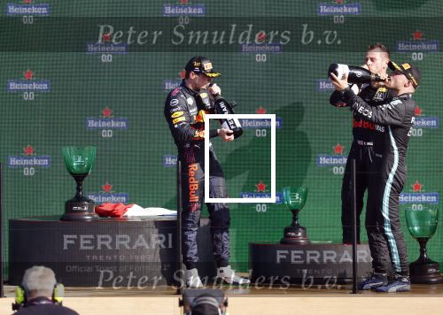 Zandvoort 5 september 2021
Max Verstappen wint de GP F1 van Nederland . Hij staat op het podium met Lewis Hamilton en Valteri Bottas. Charlene de Carvalho Heineken reikt de prijzen uit.